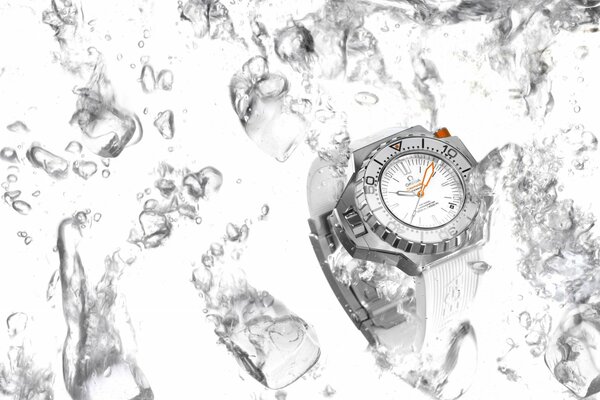 Reloj Omega sobre un fondo blanco entre un Club de hielo en el agua