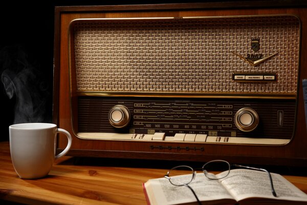 Lunettes et Knin sur le fond d une vieille radio
