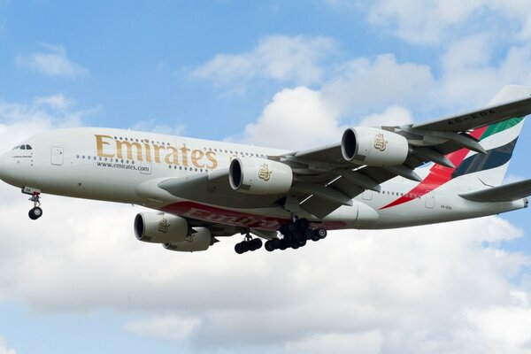 Sur le fond des nuages vole un avion de passagers