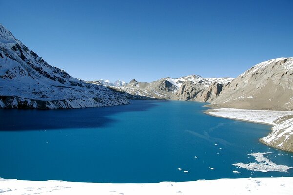 Paysage de montagne au bord du lac