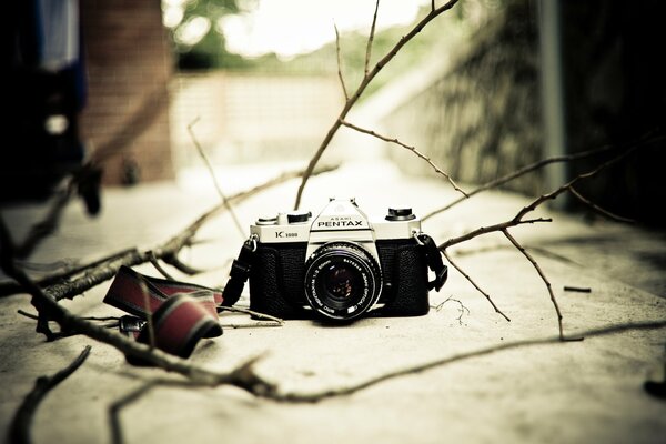 Schwarze Pentax k1000 Kamera mit Kordelzug auf der Straße