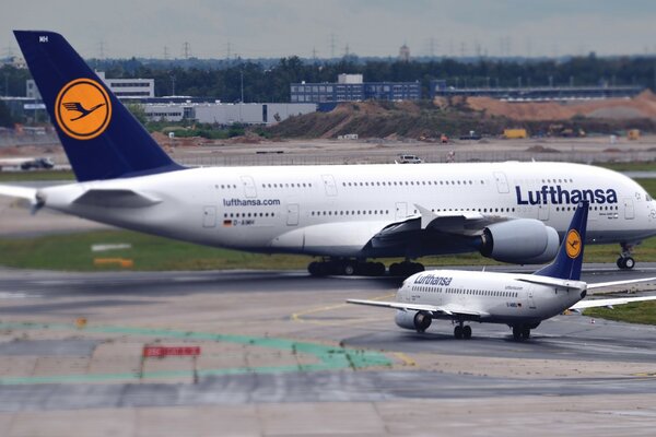 Les gens sont venus visiter dans un grand avion