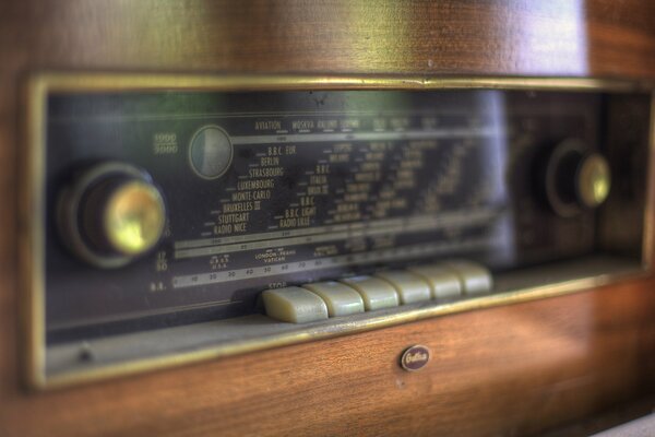 Radio en bois avec les boutons en plastique