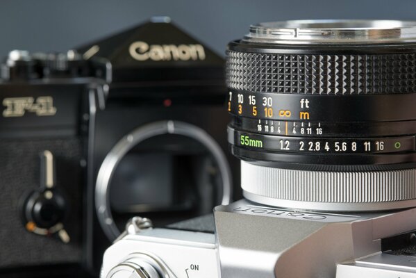 Deux caméras Canon avec optique avancée