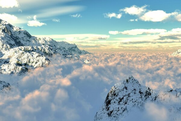 Montañas cubiertas de nieve en las nubes