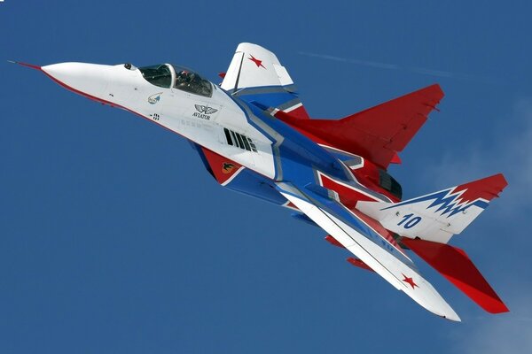 Ein weiß-blau-rotes Flugzeug fliegt in den Himmel