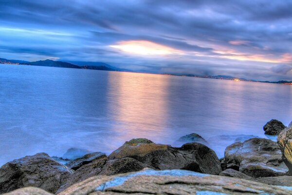 Paesaggio di bellissimo tramonto sulla riva del mare