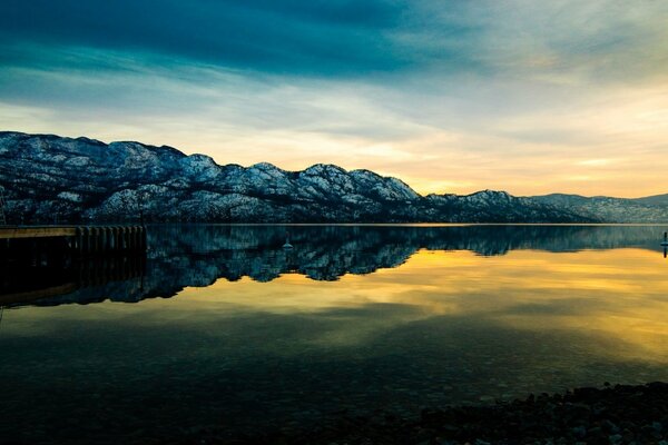 Lac de montagne et reflet de la nature