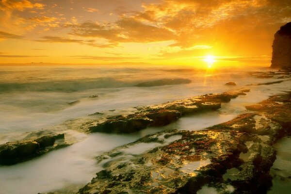 Mer vagues coucher de soleil doré