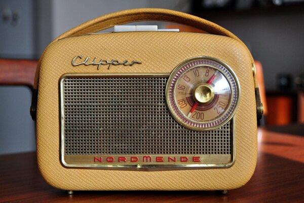 Hermosa Radio vieja. Rareza en la mesa