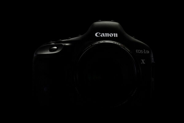 Appareil photo Canon sur fond noir