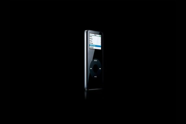 Czarny iPad ukrywa się w ciemności