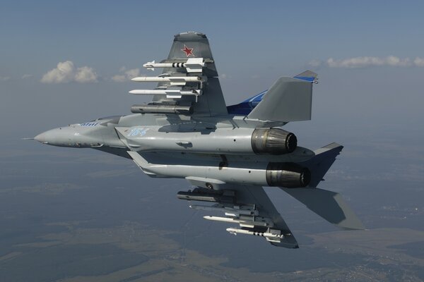 Das mig-35-Kampfflugzeug schwebt am Himmel