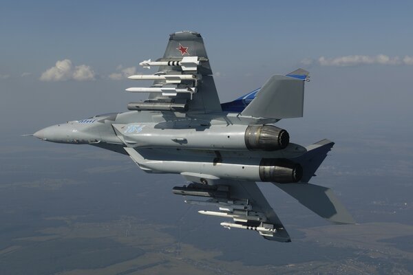 Un aereo da caccia MiG-35 si libra nel cielo