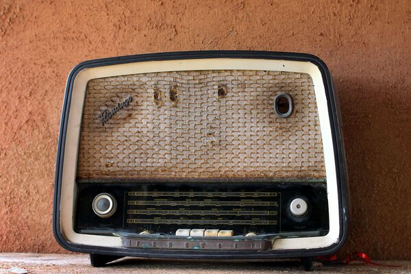 Alte Radioempfänger auf Wandhintergrund
