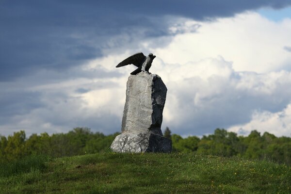 Statue en pierre d un aigle avec de la verdure autour