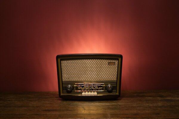 Radio retro sobre fondo de papel pintado rojo