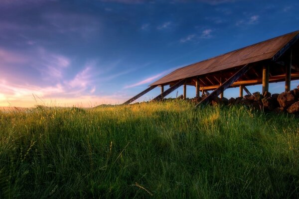 Die Natur erinnert an ein Dorf am Rande des Landes