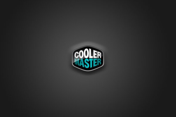 Logotipo de cooler master, letras blancas y azules sobre fondo negro en hexágono regular aplanado