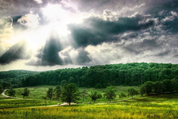 Resplandor brillante detrás de las nubes en la naturaleza