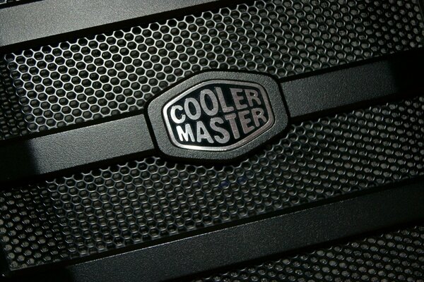 Logo cooler master noir avec lettres métalliques