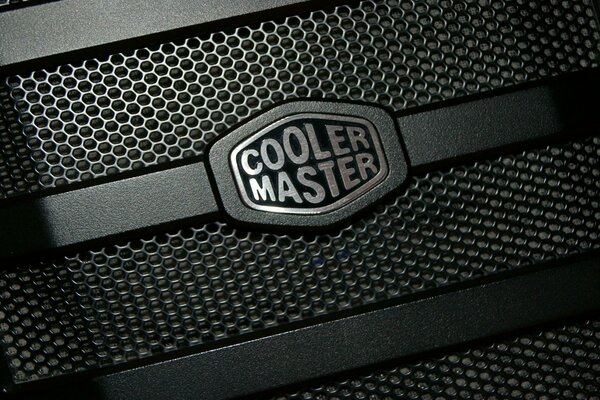Czarne logo cooler master z metalowymi literami