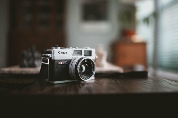 L appareil photo a photographié un autre appareil photo couché sur la table