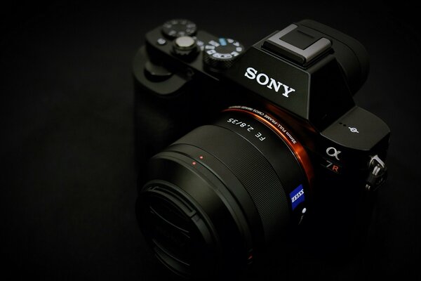 Schwarze Sony-Kamera mit Makrohintergrund