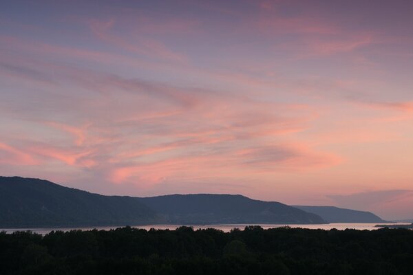 Naturaleza cielo rosa, nubes de algodón, montañas, colinas, puesta de sol, bosque, lago, superficie