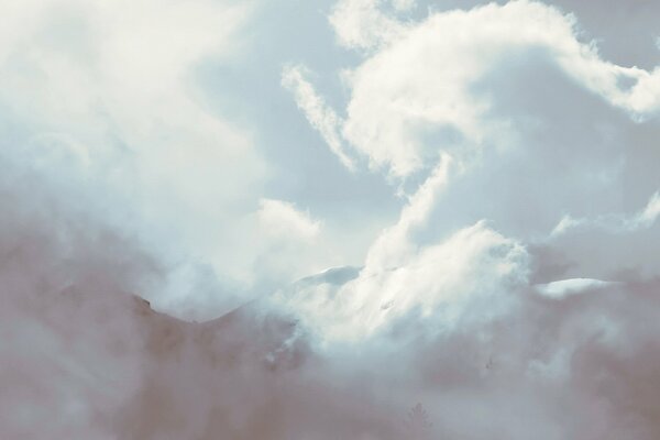 Klarer Himmel in flauschigen Wolken