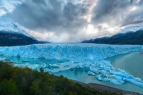 Snowy mountains and ice fragments