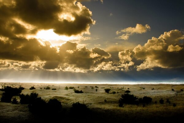 Le soleil se cache derrière les nuages