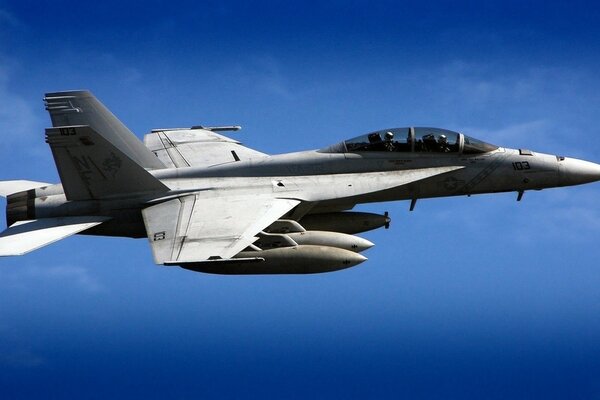 Avión militar Boeing vuela en un cielo azul intenso