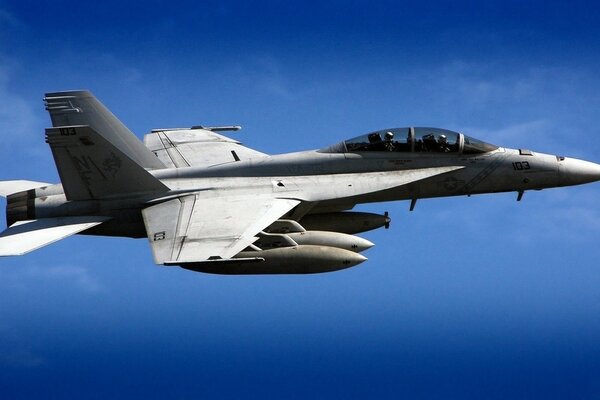 Aereo militare Boeing vola nel cielo blu intenso