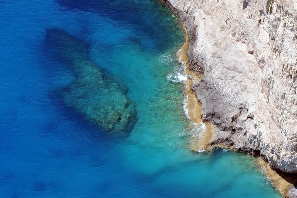 Acantilado junto al mar roca y agua
