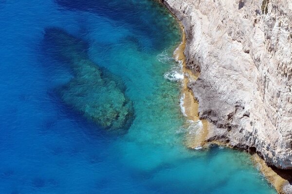 Обрыв у моря скала и вода