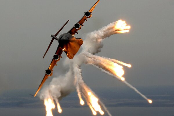 Fuego y humo alrededor del avión de combate