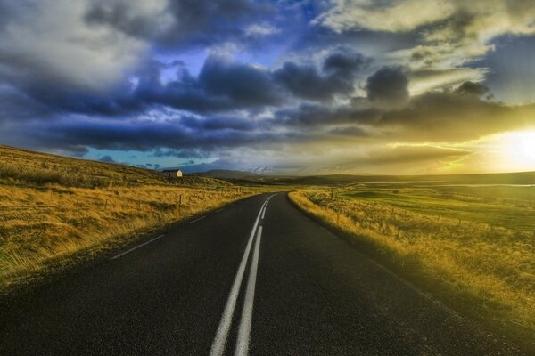 Una pista vacía conduce a la puesta de sol