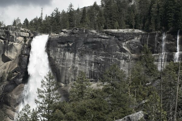 Schönheit der Natur Wasserfall Felsen Wald Relief Natur