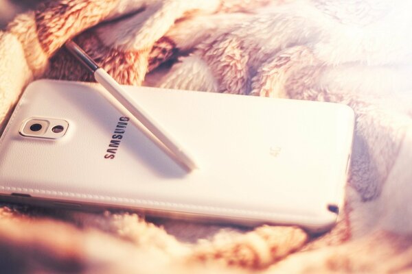 Były flagowiec Samsunga w kolorze białym i s-pen