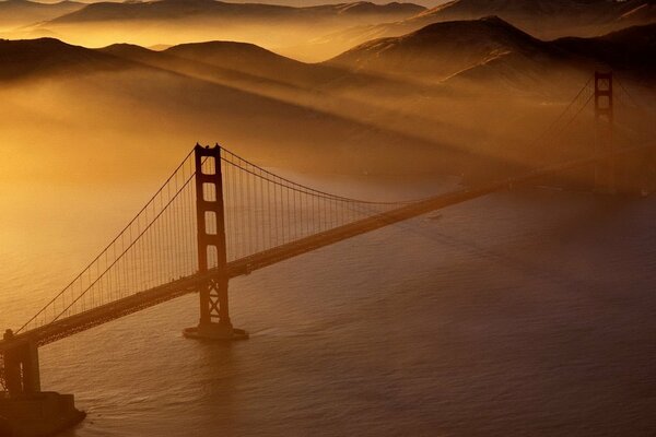 Schöne Aussicht auf die Brücke in der Sonne