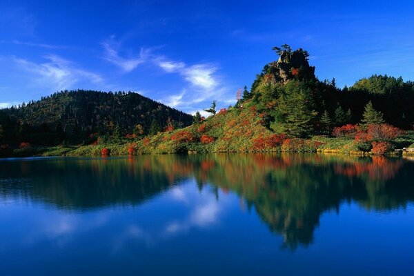 Die Farben des Herbstes spiegeln sich im Wasser wider