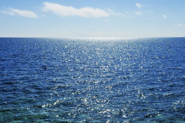 Paillettes de beauté marine avec reflet de paillettes solaires