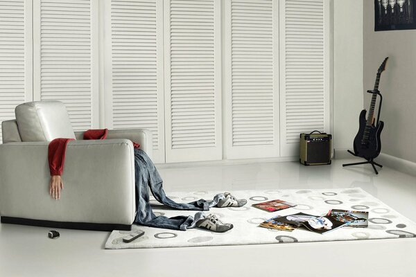 L homme a enlevé le costume dans la salle blanche