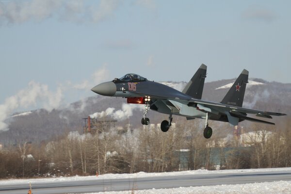 Avion de chasse su-35s lors de l atterrissage