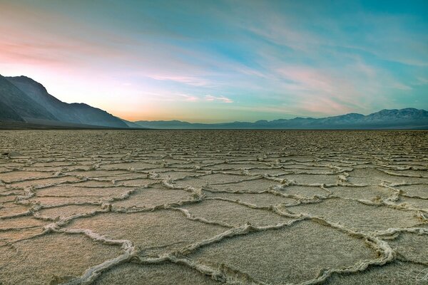 Paisajes del desierto bajo el cielo azul