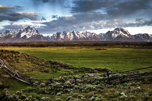 Montañas detrás de una pequeña valla. Paisaje