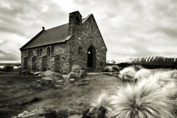 Old stone house b/w