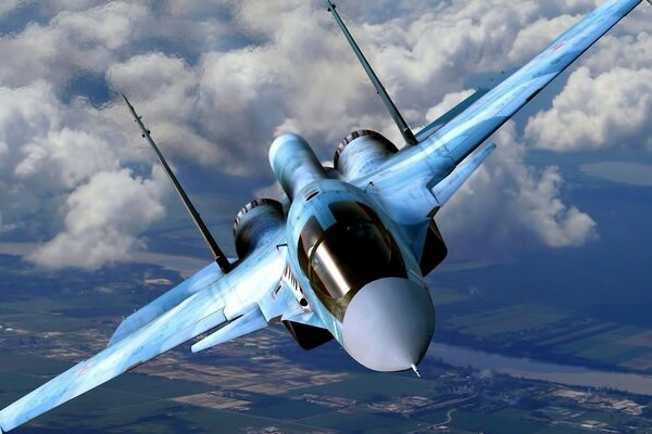 Caccia blu Su-34 nel cielo