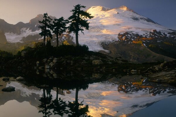 Lago reflectantes montañas cubiertas de Nieve